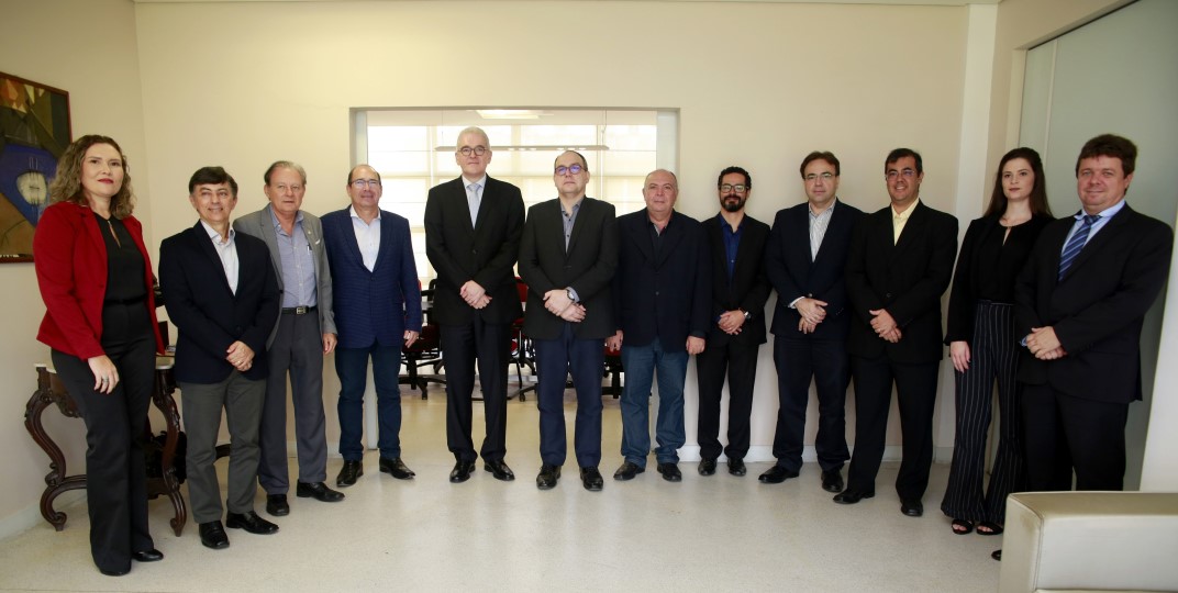 Representatives from Hydro and UFPA at the signing of the agreement.