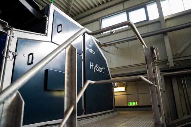 a close-up of a Hydro’s proprietary HySort technology uses laser induced breakdown spectroscopy (LIBS) to allow more challenging types of scrap to be returned to the loop.