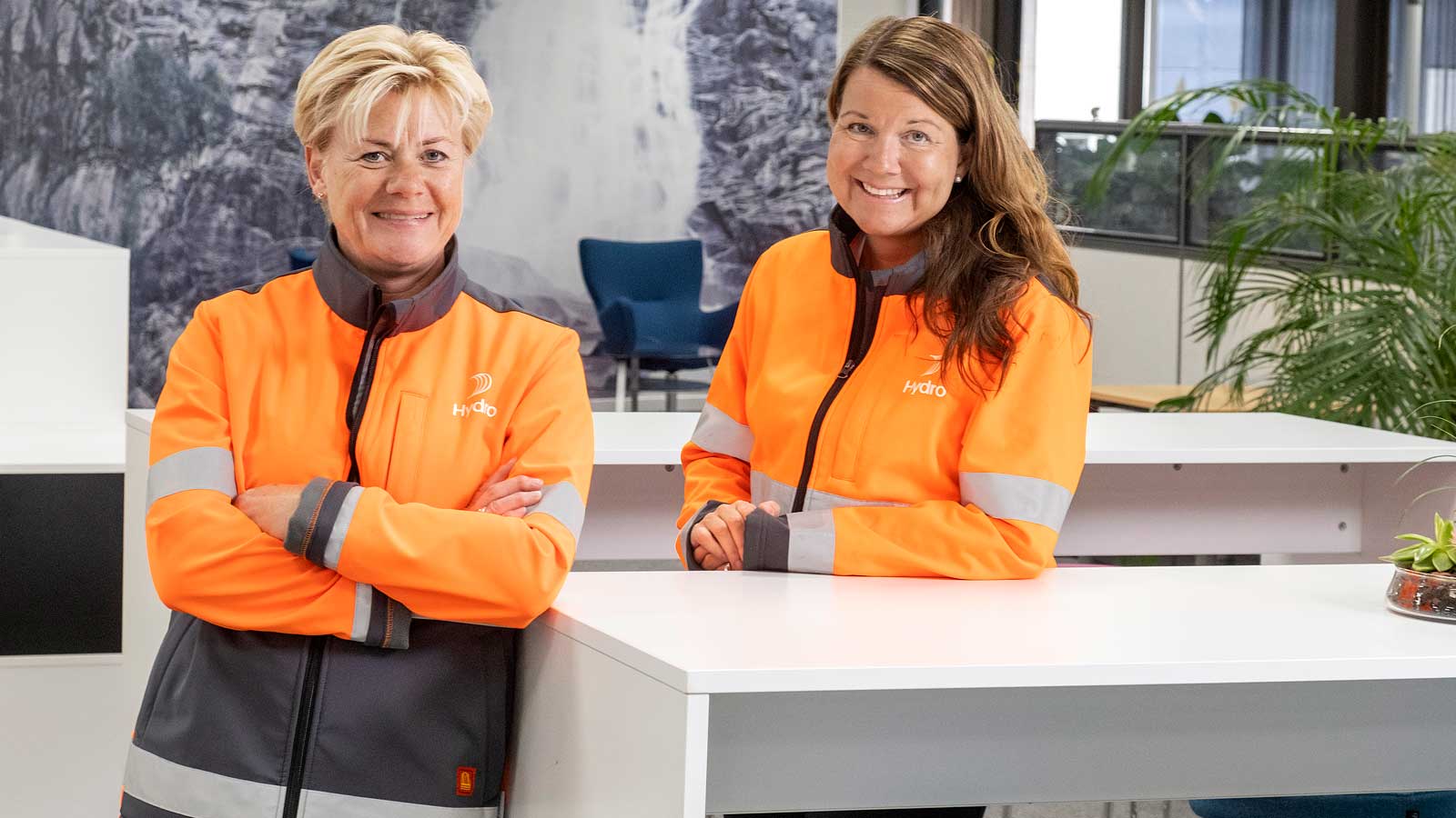 Ruth och Ulrika i Hydro-jackor