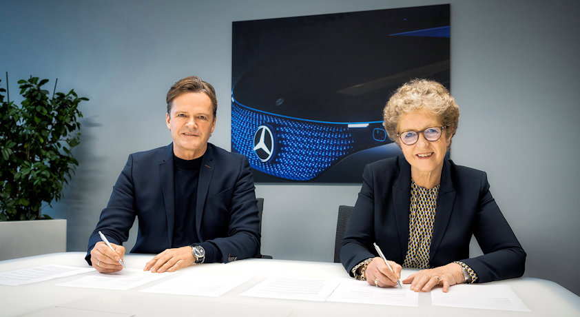 Hydros konsernsjef Hilde Merete Aasheim signerer avtalen med Markus Schäfer, Chief Technology Officer, Development & Procurement i Mercedes-Benz.