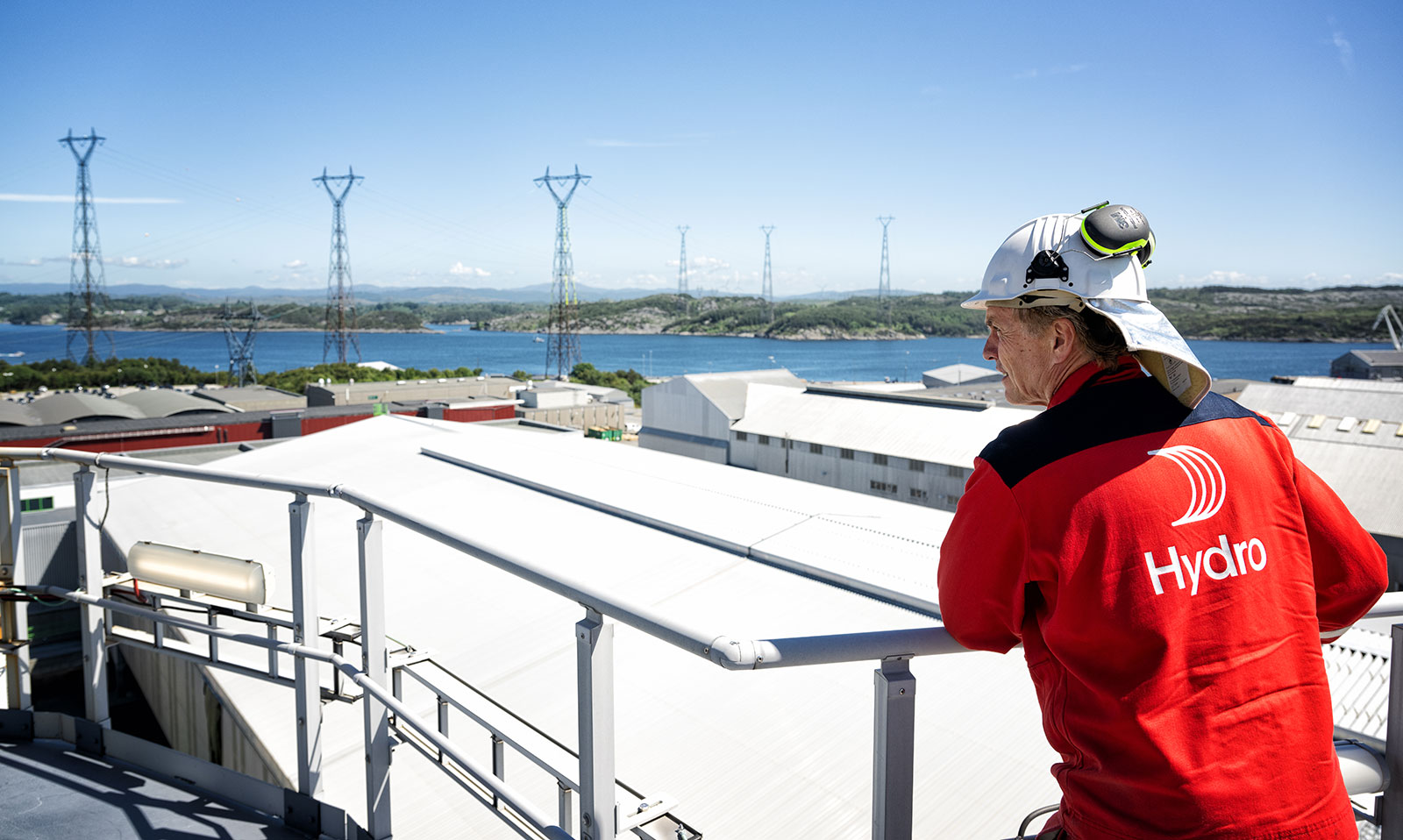 Hydro employee at the Karmøy primary aluminium plant in Norway. (Photo: Halvor Molland/Hydro)
