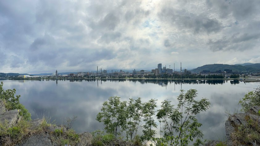 sjø med industriområde i bakgrunnen