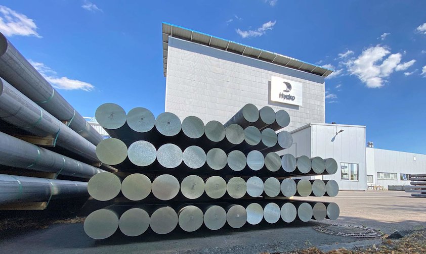 Aluminiumbolzen, die für die Produktion von Strangpressprofilen im Hydro-Werk Rackwitz bereitstehen