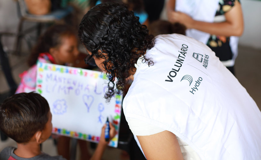 I Pará har Hydro satt i gang flere programmer for å utvikle lokalsamfunnene rundt Hydros virksomhet. Over 700 ansatte bidrar også aktivt gjennom frivillig innsats.