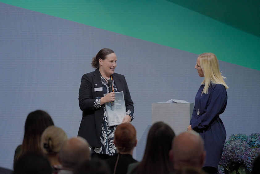 Gerd Aalborg Aas, logistikksjef for Hydro Aluminium Metal, ble kåret til vinner i kategorien Unsung Shero. (Foto: Herman Skjølsvik/Hydro)