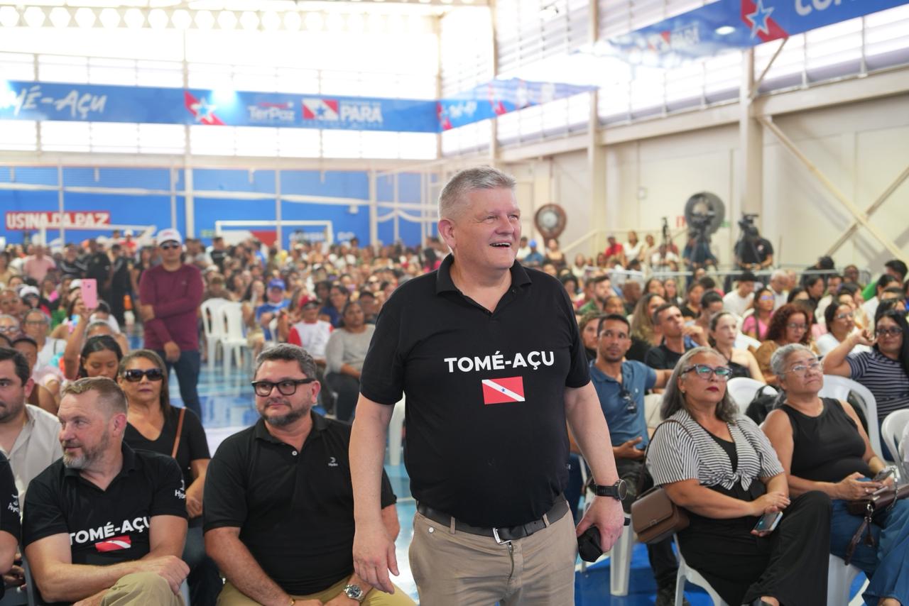 a man standing in front of a large crowd