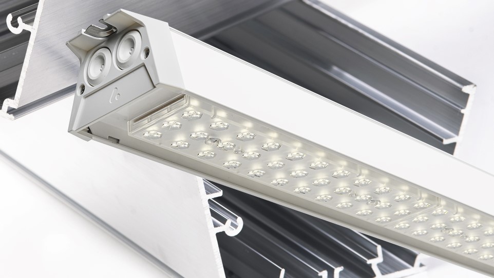 Armatur samt strängpressad aluminiumprofil