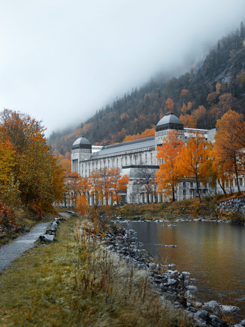 Bygget avbildet er Såheim kraftstasjon, bygget i 1914.