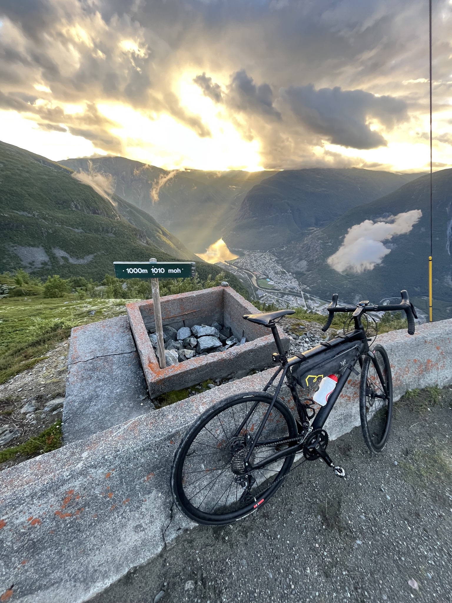 En parkert sykkel, med utsikt over Årdal.